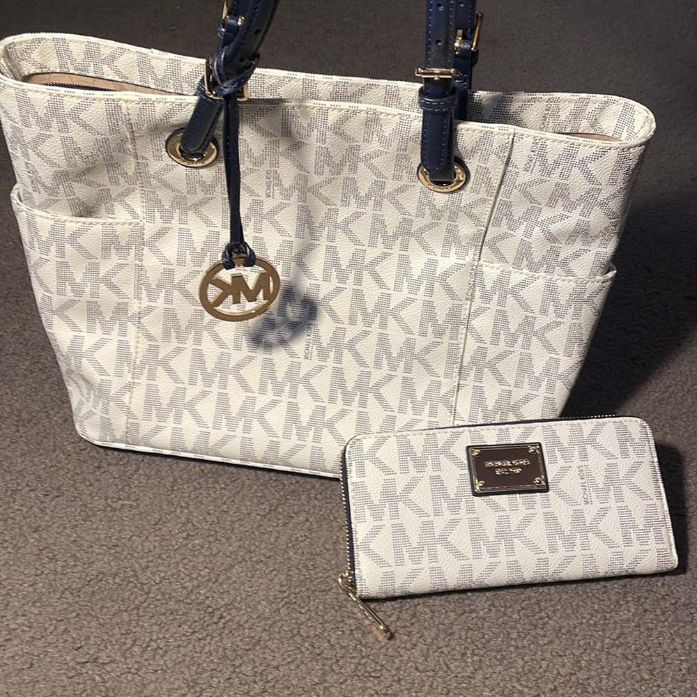 MICHAEL KORS BAG AND MATCHING WALLET